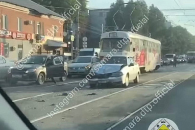 Из-за аварии двух легковушек в Самаре встали трамваи