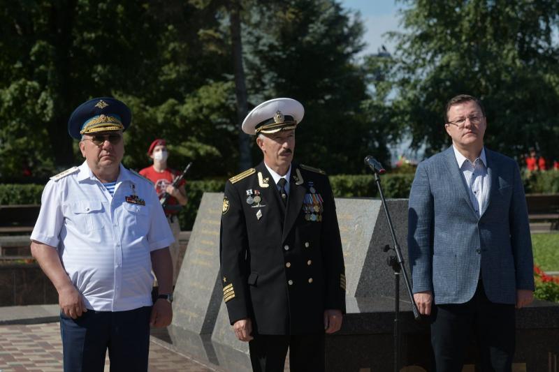 Дмитрий Азаров возложил цветы к памятнику Соловецким юнгам   