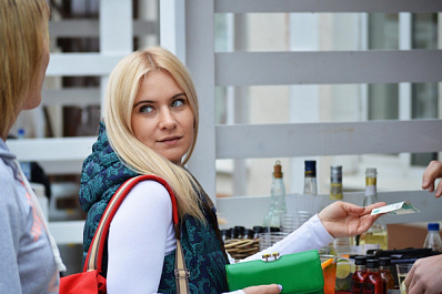 "Утром - деньги, вечером - стулья": самарчанка заплатила за несуществующий диван