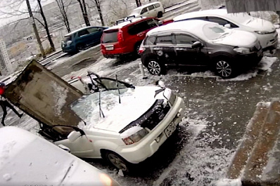 Упавшая на автомобиль бетонная плита едва не убила водителя во Владивостоке