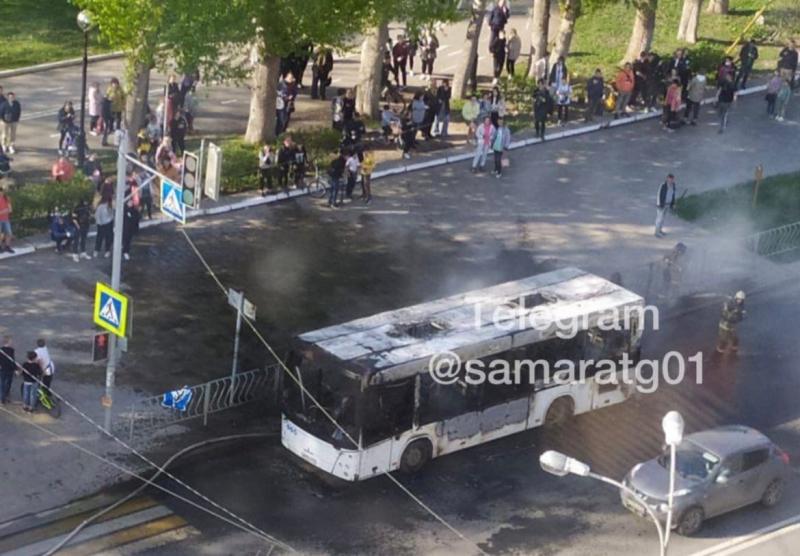 Гори, но не сгорай: в Самаре у парка Гагарина пламя уничтожило автобус № 23