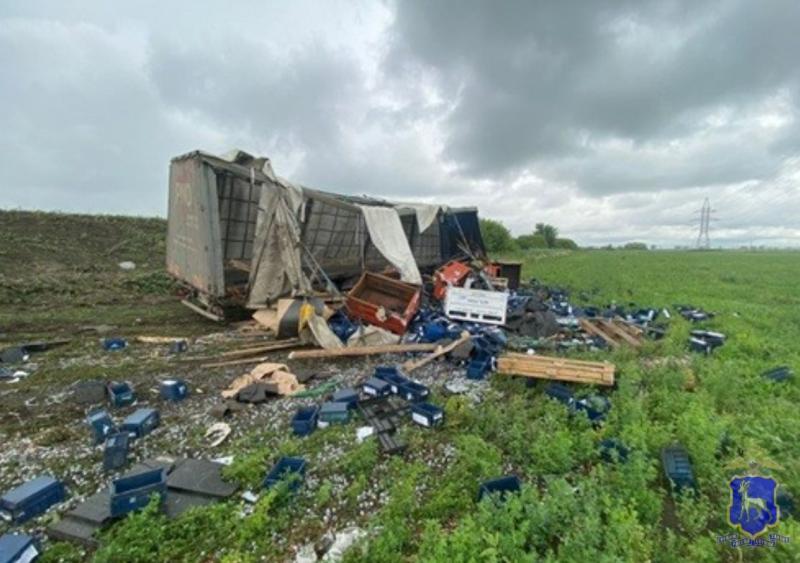 В Самарской области после столкновения "Киа" с грузовиком пострадали водитель и 3 женщины
