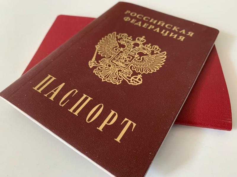Накануне Дня России юные жители Самары получили свои первые паспорта