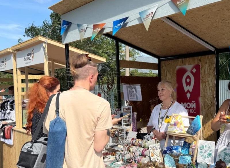 Предприниматели и самозанятые представили свои товары на фестивале креативных индустрий в Кинеле