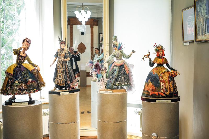 Модные куклы: летние обновления в экспозиции Детской картинной галереи Самары