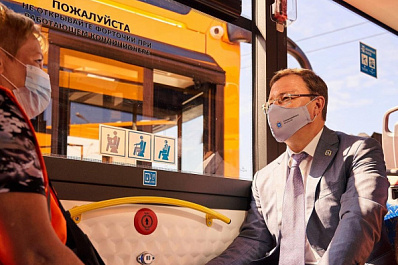 Дмитрий Азаров поздравил работников автомобильного и пассажирского транспорта с профессиональным праздником