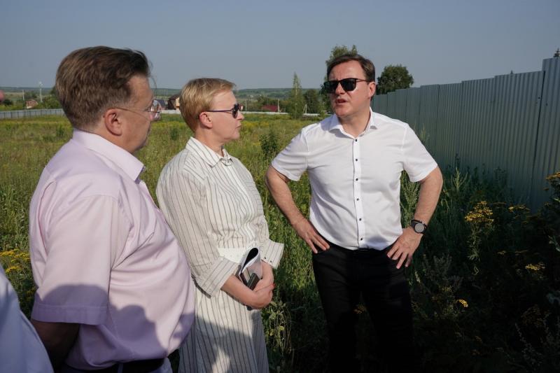 Дмитрий Азаров провел выездное совещание на площадке будущей школы в Самаре