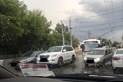 Из-за аварии на улице Водников в Самаре образовалась многокилометровая пробка