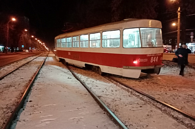 Трамвай сошел с рельсов на ул. Антонова-Овсеенко в Самаре