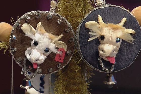 Декорируем половинку елочного шарика. Ручная работа