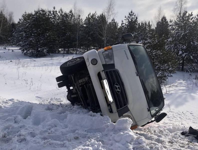 В Самарской области 19 февраля на трассе перевернулся грузовик