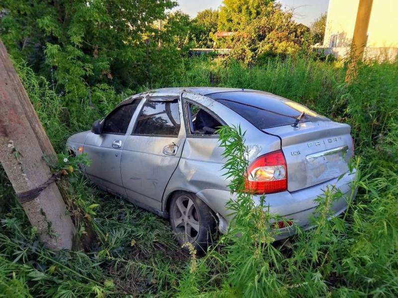 В Самарской области 12 июля в кювет вылетели "Приора" и "Ока"
