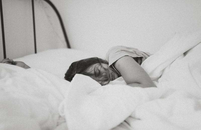 Сомнолог рассказал лайфхаки, как улучшить сон при стрессе