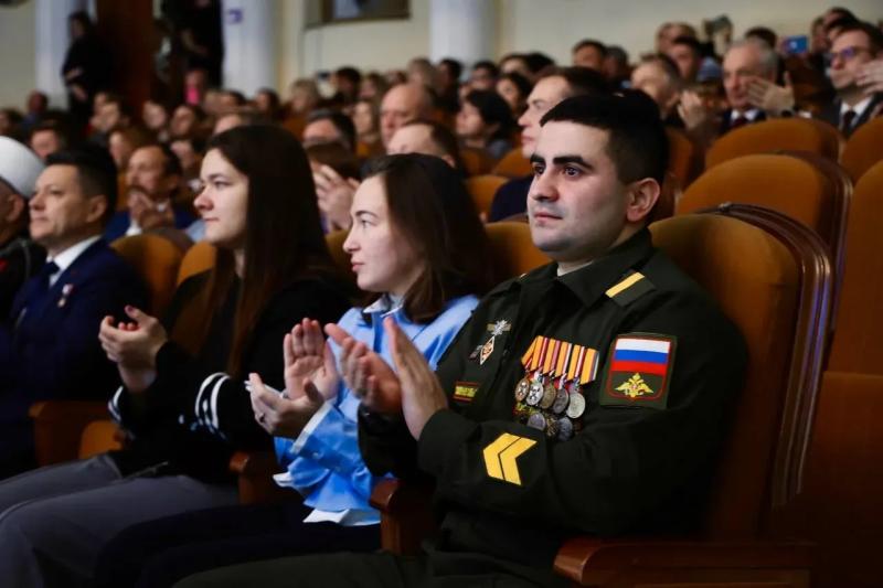 В День народного единства Вячеслав Федорищев вручил награды за вклад в развитие региона