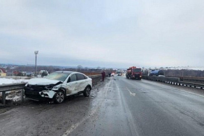 В Самарской области около Курумоча 10 января столкнулись бензовоз и легковушка
