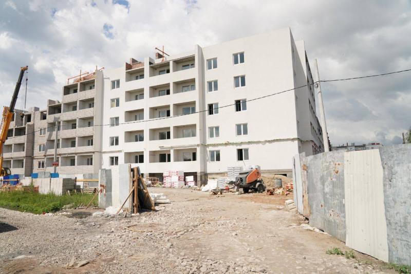 Вячеслав Федорищев поручил ускорить темпы строительства жилья в Кинеле для переселения людей из аварийного фонда