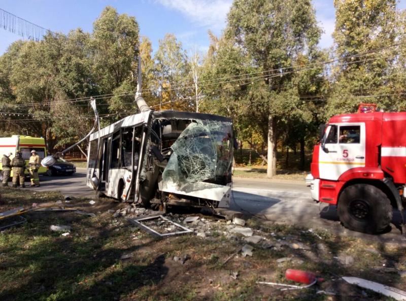 В Самаре пассажирский автобус врезался в столб