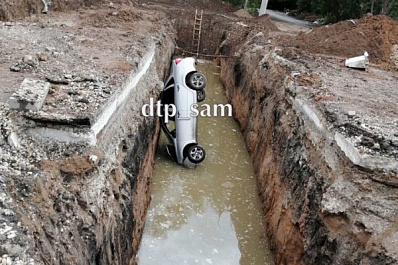 В Самаре "Гранта" улетела в котлован на проспекте Кирова