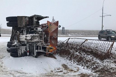 Снегоуборочный КамАЗ опрокинулся во время очистки дороги в Самарской области
