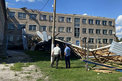 В Самарской области 7 июля сильный ветер повредил здание школы и спорткомплекс 