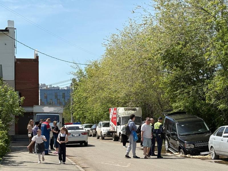 В Самаре 12 мая асфальт провалился под иномаркой