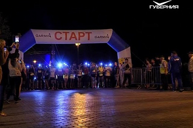 Более 300 человек вышли на ночной забег Огни Самары с фонариками на голове