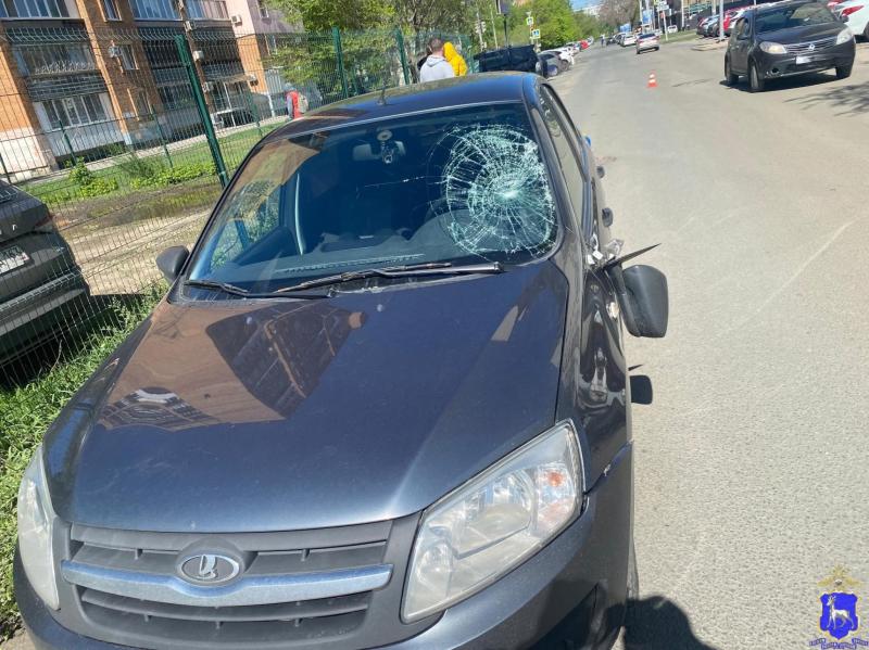 В Сызрани парень без прав на незарегистрированном мопеде врезался в иномарку