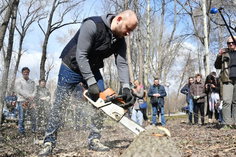 Гагаринский субботник: Вячеслав Федорищев вместе со студентами и преподавателями Самарского университета привел в порядок Ботанический сад