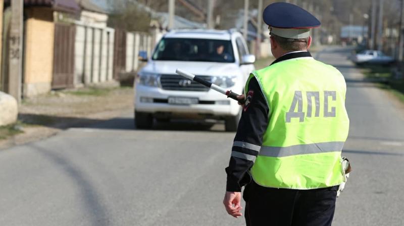 Прокатил полицейского на капоте: в Тольятти лихач попытался уйти от ГИБДД