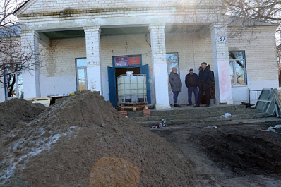 Жители и депутаты контролируют ход ремонта ДК в селе Новопавловка 