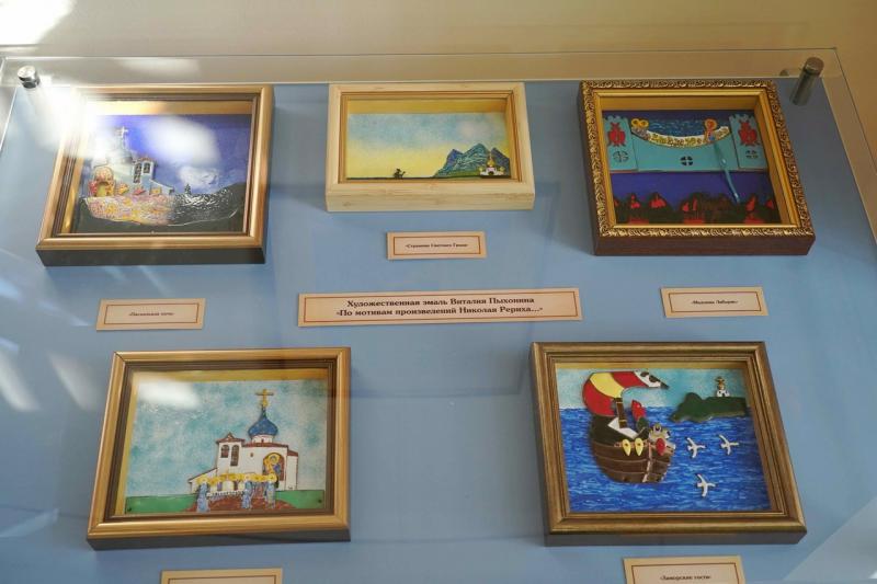 По мотивам Рериха: в Самарской губернской думе проходит выставка эмалей Виталия Пыхонина