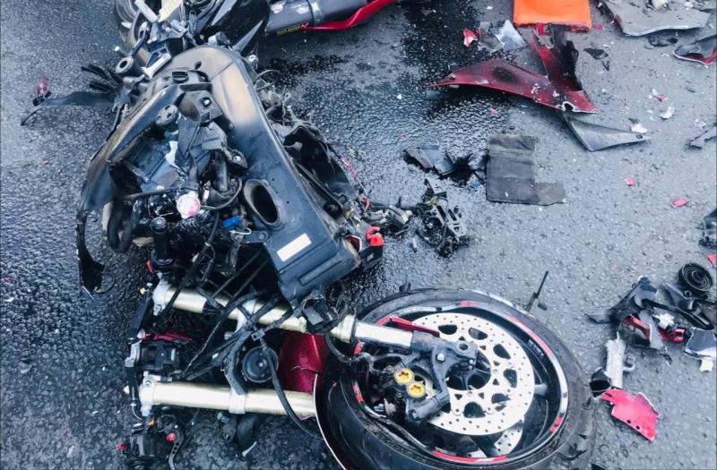 Мотоцикл вдребезги: в Самаре байкер проехал на красный и влетел в Subaru
