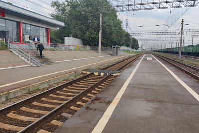 Школьницу из Новосибирска сбила электричка, когда она переходила пути