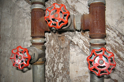 Жильцам старой двухэтажки в Самаре помогли починить водопровод