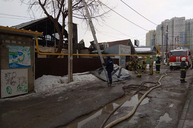 Пламя было огромным: в Самаре тушат частный дом на Постниковом Овраге