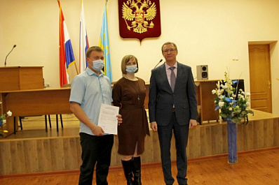В Отрадном многодетным семьям вручены жилищные сертификаты 