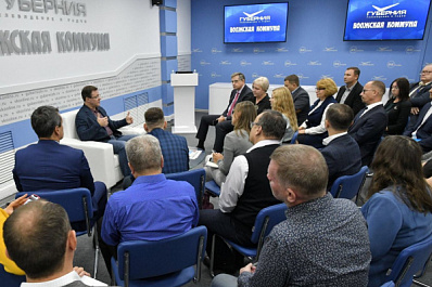 Губернатор Дмитрий Азаров посетил объединенный пресс-центр "Губернии" и "Волжской Коммуны"