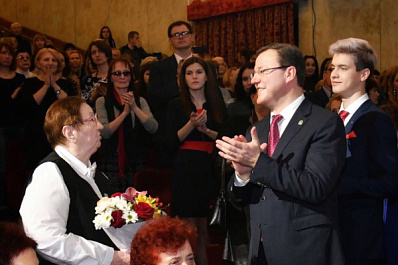 Жительниц Тольятти поздравили с наступающим 8 Марта