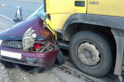 В Самарской области на трассе М5 "Урал" в аварии с грузовиком погиб человек