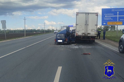 В Самарской области 15 мая "четверка" влетела в припаркованную "Газель" 