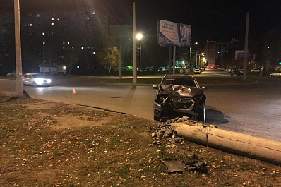 Легковушка снесла столб в Самаре из-за другого авто, нарушавшего ПДД