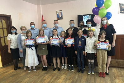 В Самарской области дорожные инспекторы наградили лучших юных художников