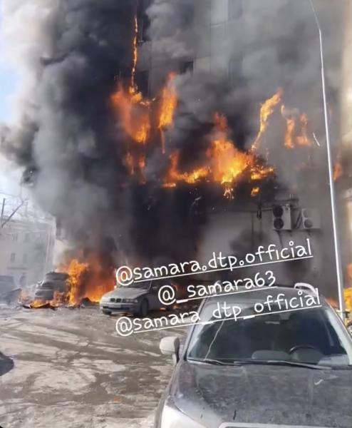 При пожаре в "Скале" храбрый самарец вытаскивал машины из огня