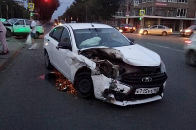 В Самаре машина влетела в столб после аварии с "Вестой"