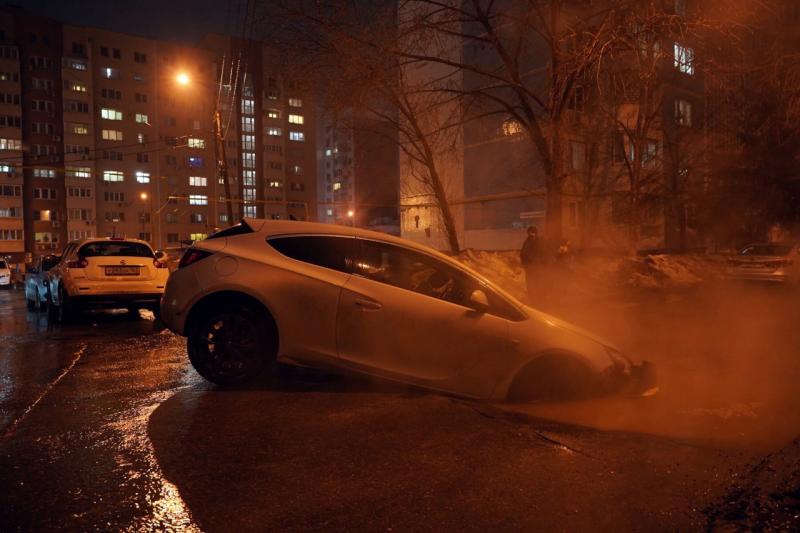 В Самаре на Владимирской Opel провалился под асфальт