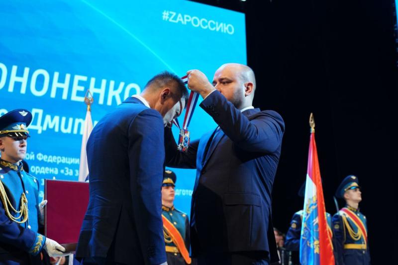 Вячеслав Федорищев вручил знак "Почетный гражданин Самарской области" Олегу Кононенко