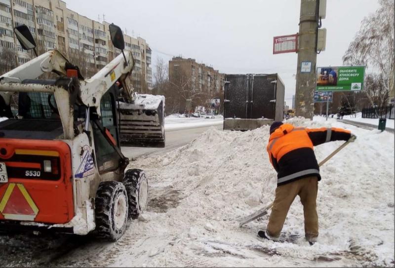 В Самаре сотни спецмашин и тысячи уборщиков расчищают улицы и дворы от снега