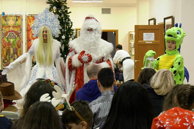 В галерее “Новое пространство” Дед Мороз вручил подарки детям с ОВЗ