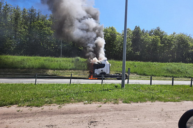 "Она еще и взрывается": в Самарской области вспыхнул тягач