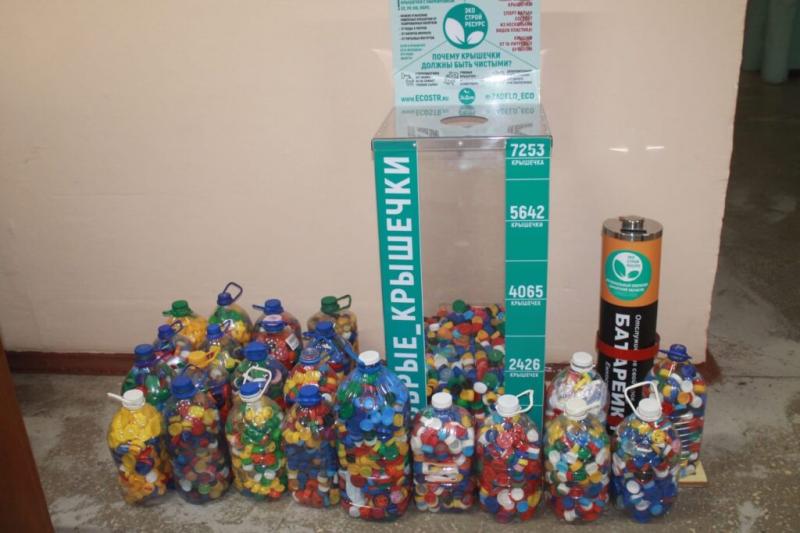 В школах и колледжах Самары появились накопители для пластиковых крышек и бутылок 